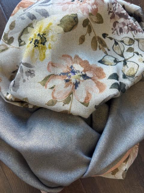 Glittering double-face scarf with a romantic floral print